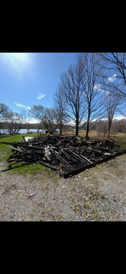 Chantier de ramassage de débris après incendie