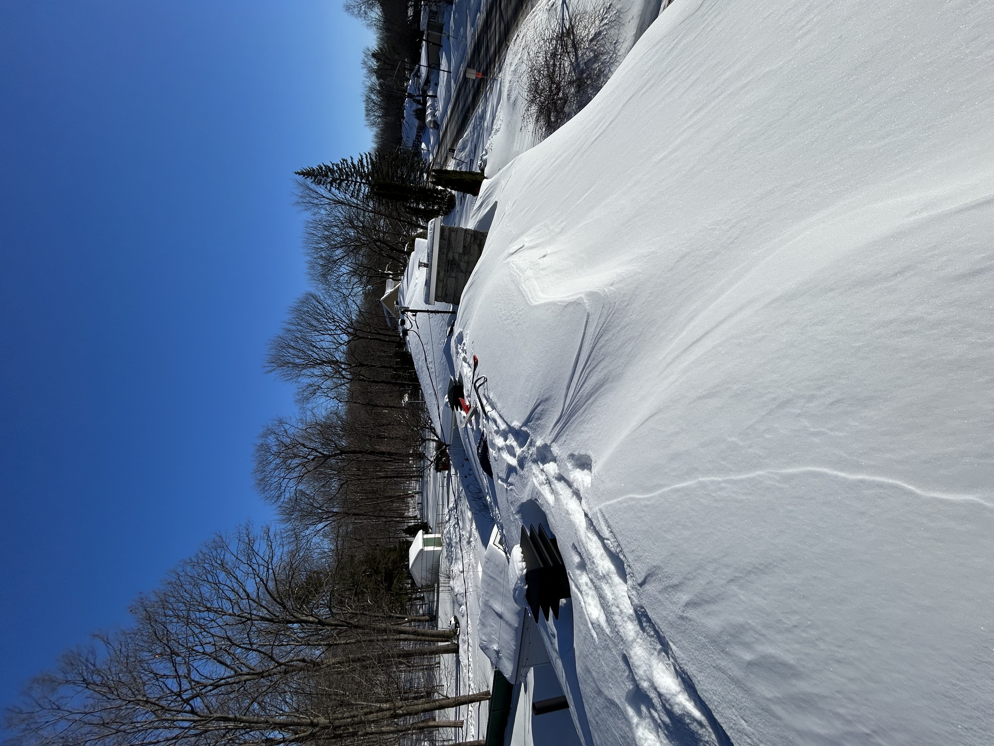 Toiture enneigée avant déneigement à Québec