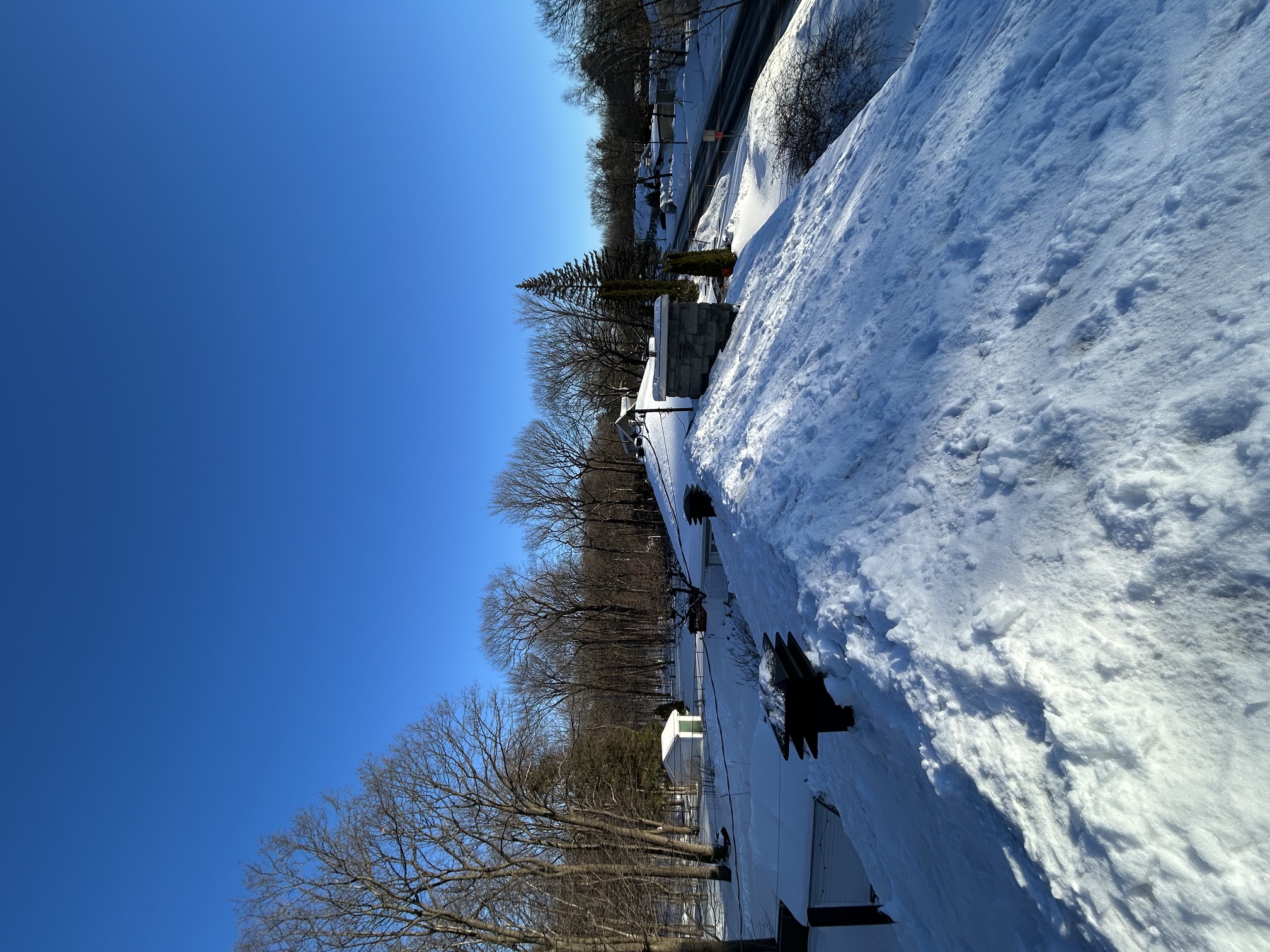 Accumulation de neige sur une toiture résidentielle
