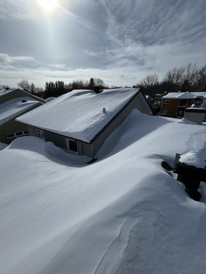 Avant déneigement de toiture par MG.CO Entretien