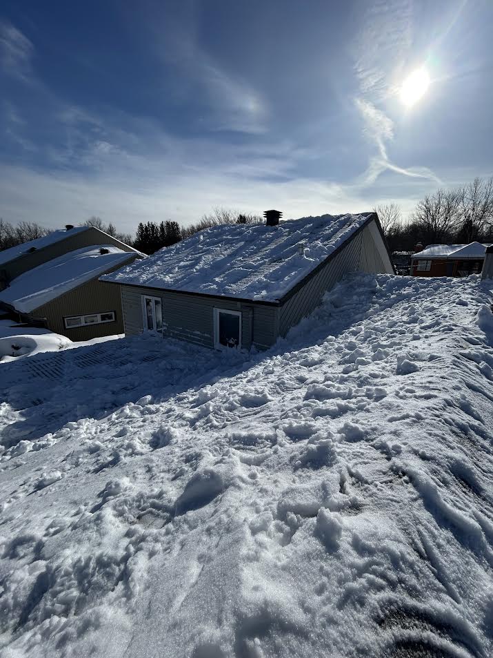 Après déneigement de toiture par MG.CO Entretien