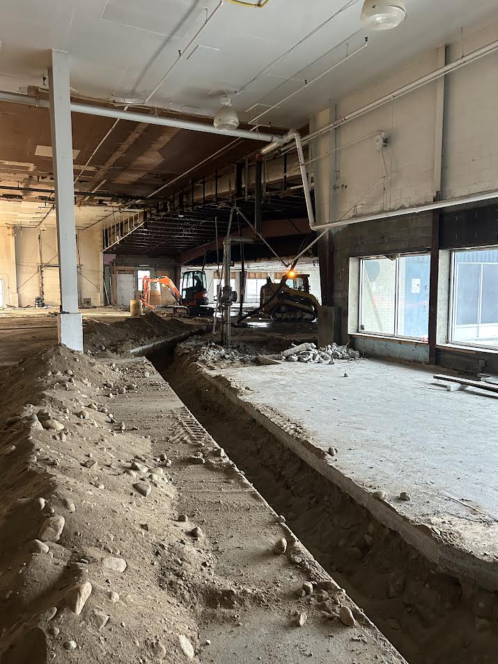 Chantier commercial avec excavation pour drain