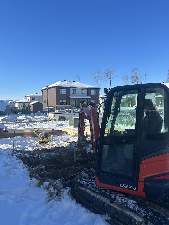 Excavation en hiver pour une zone sous patio