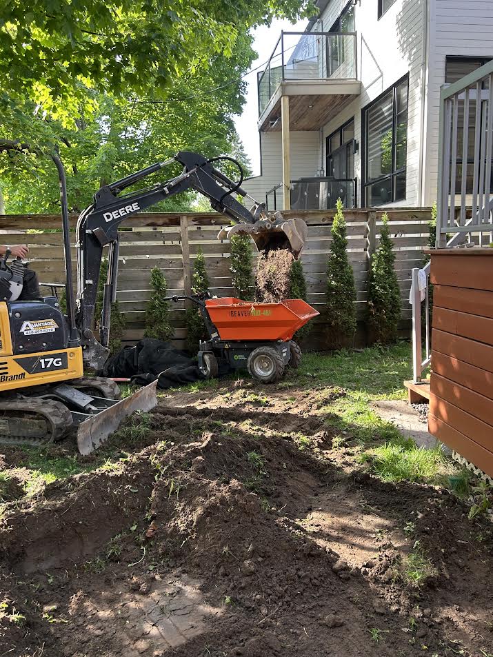 Travaux d’excavation en cour arrière pour un projet de paysagement